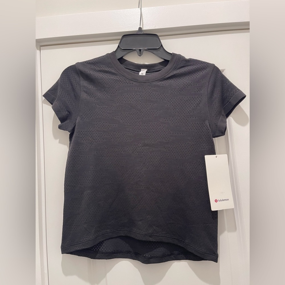 Lululemon Train to Be Short Sleeve NWT Size 2 Dot Camo Black DOCB Camouflage